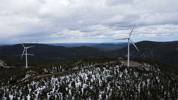 Deux éoliennes en Gaspésie