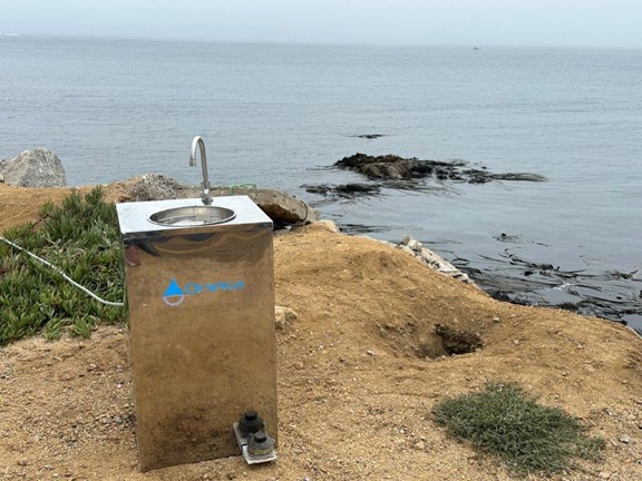 Fontaine à eau potable d’Oneka Technologies sur une falaise aride surplombant l’océan au Chili