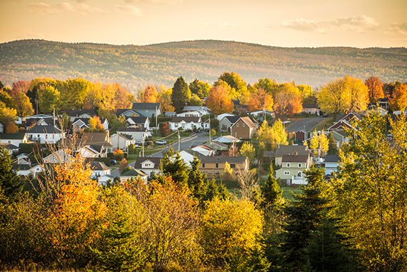 A district of Lac-Mégantic, surrounded by mountains, in the fall.