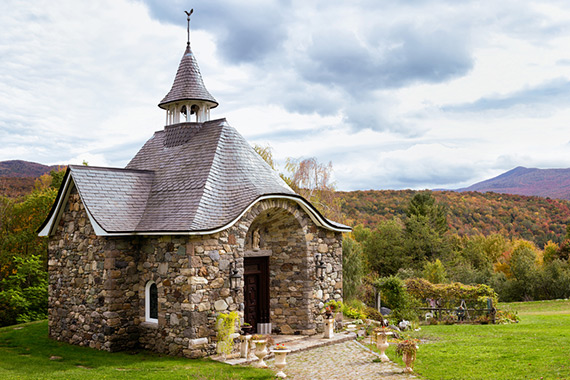 The Saint-Agnès chapel in the Estrie region, overlooked by mountains with autumnal colours. A popular location for marriages and business activities.