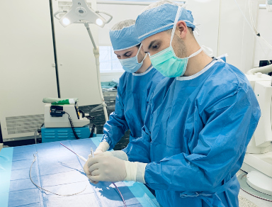 Deux médecins manipulent un dispositif médical dans une salle d'opération.